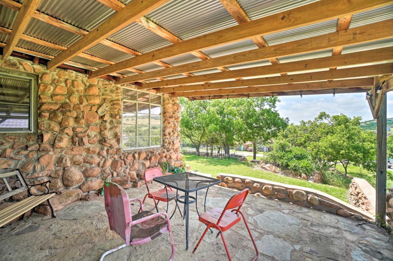 Enchanting Hilltop Cottage In Medicine Park! Dış mekan fotoğraf
