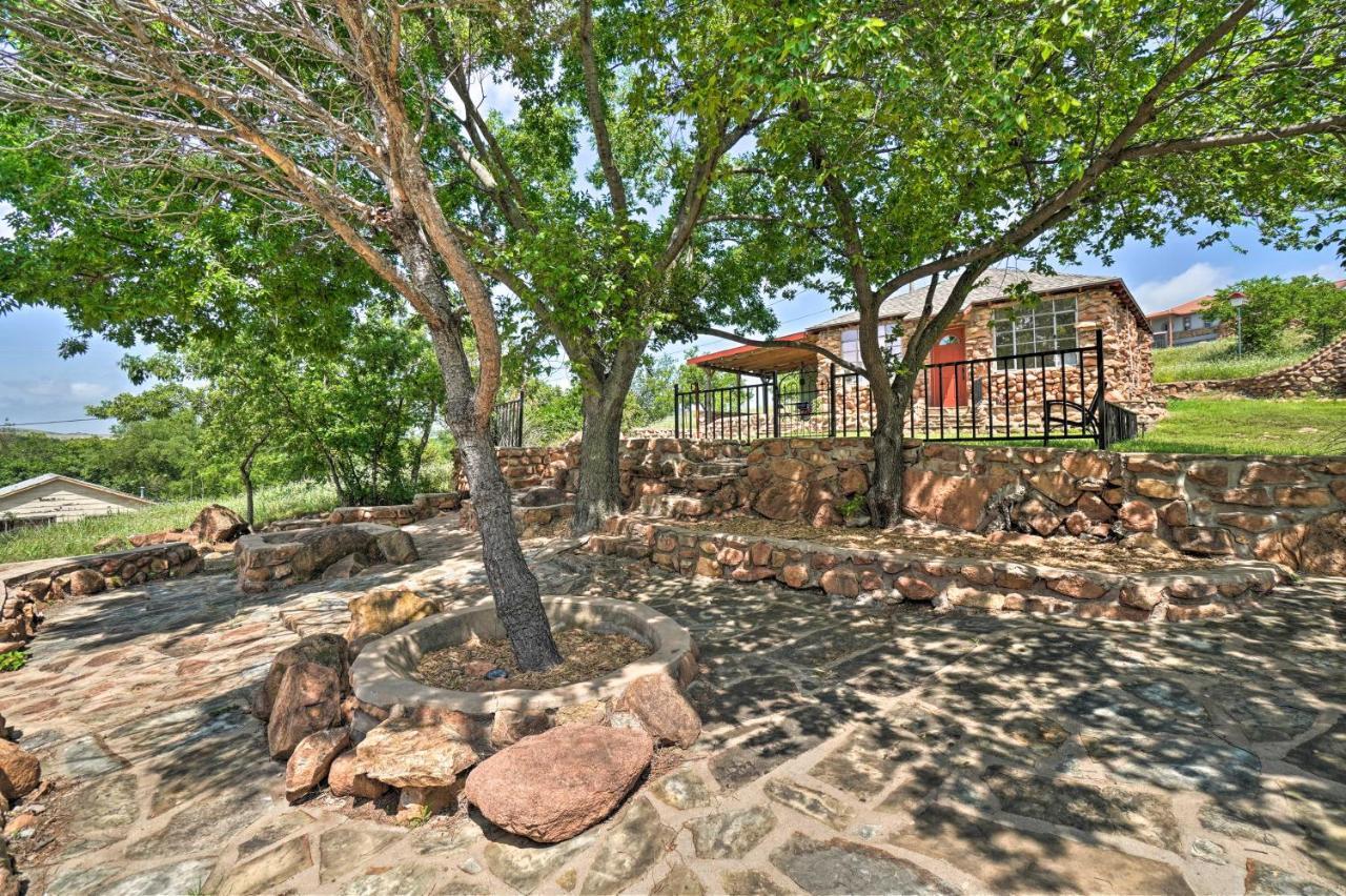 Enchanting Hilltop Cottage In Medicine Park! Dış mekan fotoğraf